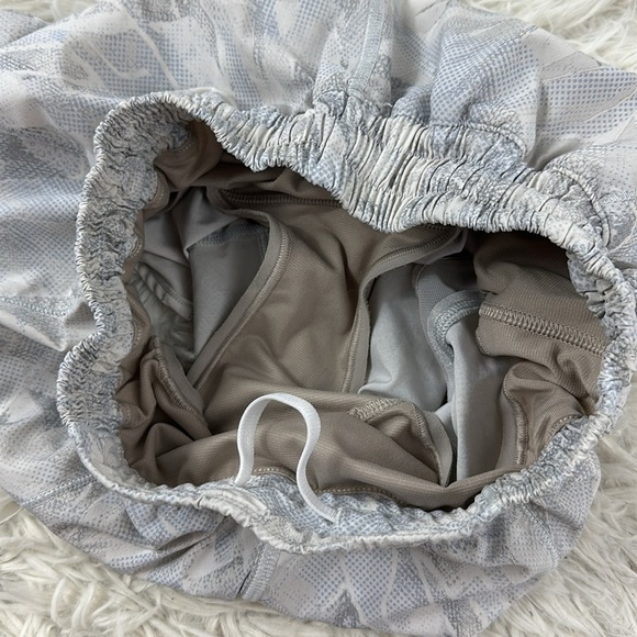 Lululemon Hotty Hot Short II *Long 4" Jasmine White Multi / White - Picture 2 of 5